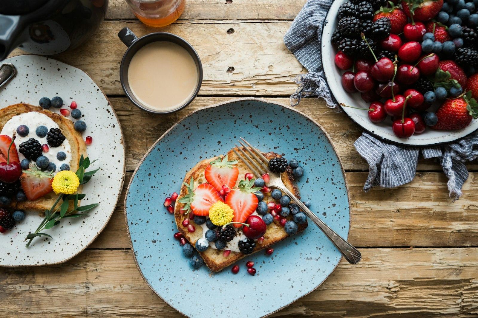 Desayuno con fruta, huevos y café, con luz de mañana