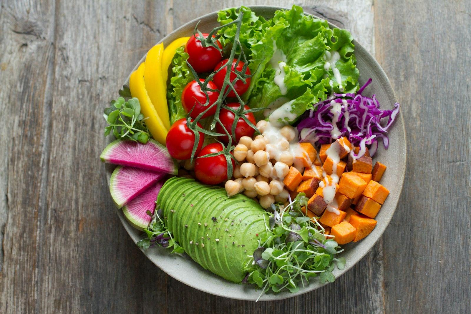 Ensalada de colores con luz natural