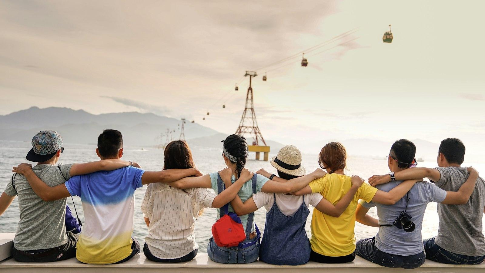 Grupo de amigos riendo al aire libre